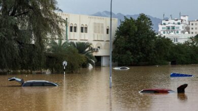 فيضانات عمان: أب يصارع السيول لإنقاذ ابنته في مشهد مؤثر