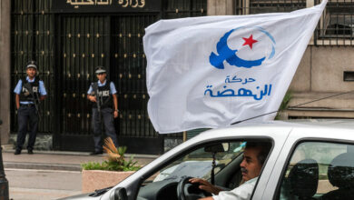 militants parti islamiste Ennahda agitent drapeau parti devant ministere lInterieur Tunis octobre 2014 0 729 486